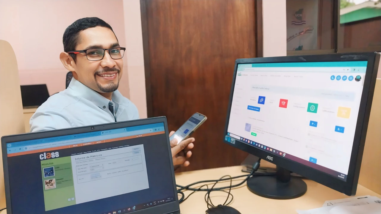 Profesor recibiendo asesoría